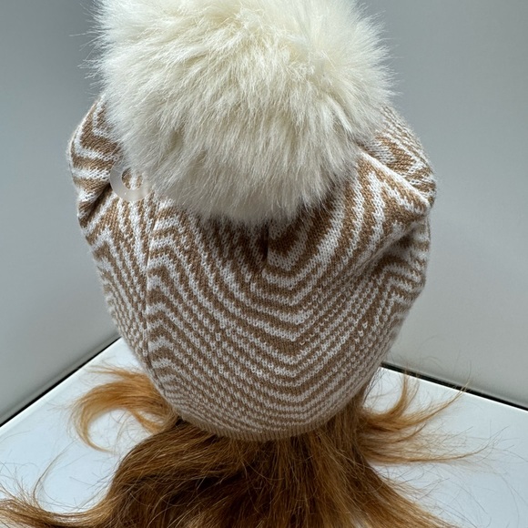 Vera Bradley Women Zigzag Chevron Knit Pom Pom Beanie Hat Tan White Warm Winter - Picture 4 of 7